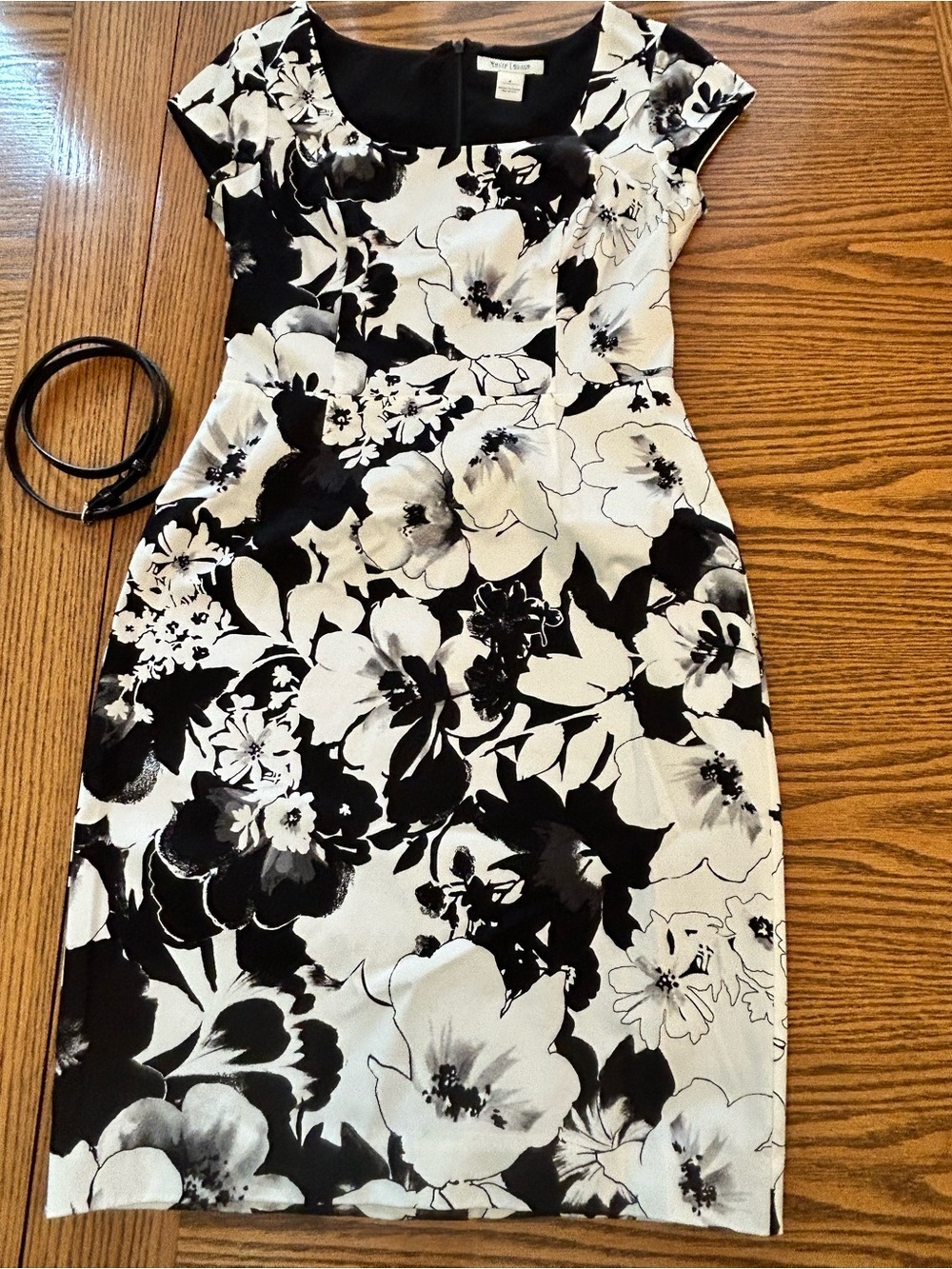 White House Black Market Black and White Floral Midi Dress Belt Zipper Size 4